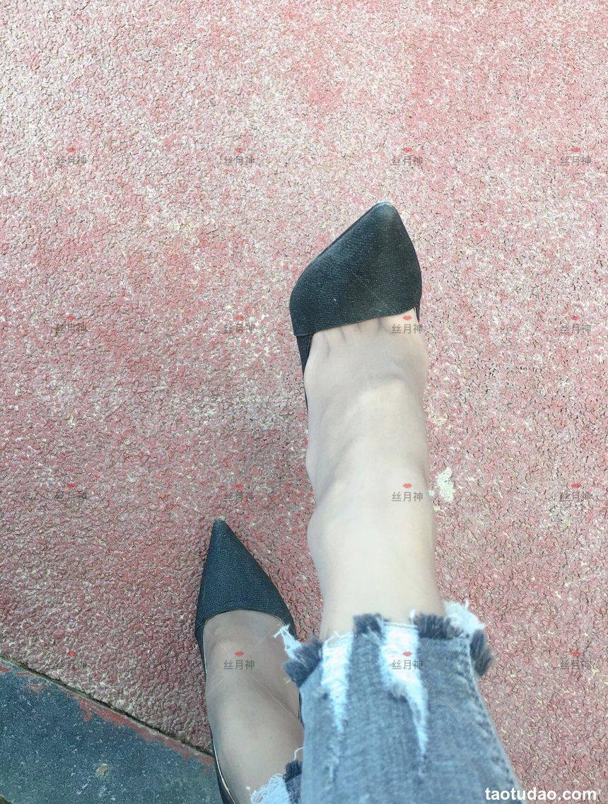 丝月神 014 牛仔裤里咖色筒袜凉鞋[96P／146MB]