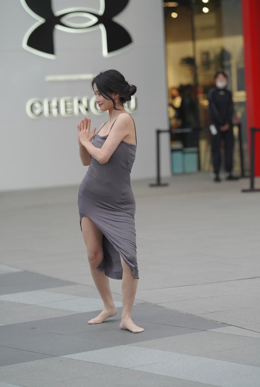 都市丽跳舞的吊带连体裙小姐姐【127+1V-1.485G】