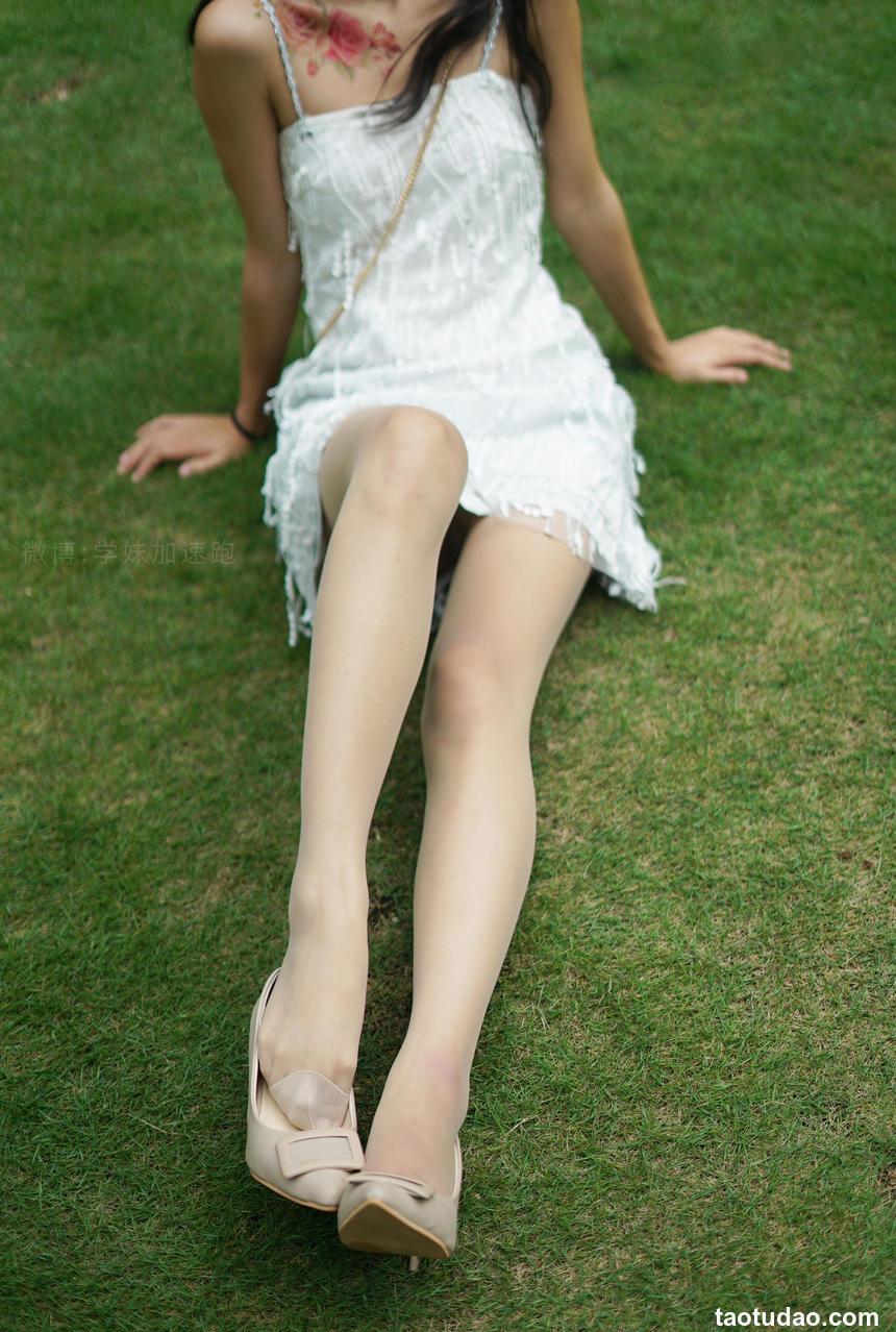 学妹加速跑 XM079《草地上的绿茶jio-鹿酱》[97P-130MB]