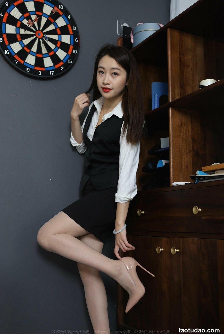 [IESS异思趣向]2021.11.12 丝享家972：小婕《周末陪你加班》[94P／105MB]