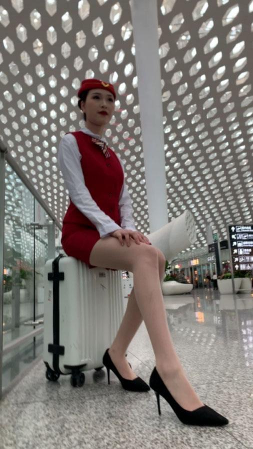 高跟肉丝空姐制服美女 [1V/3.25G]