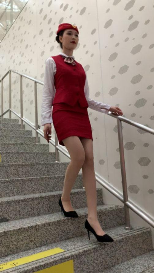 高跟肉丝空姐制服美女 [1V/3.25G]