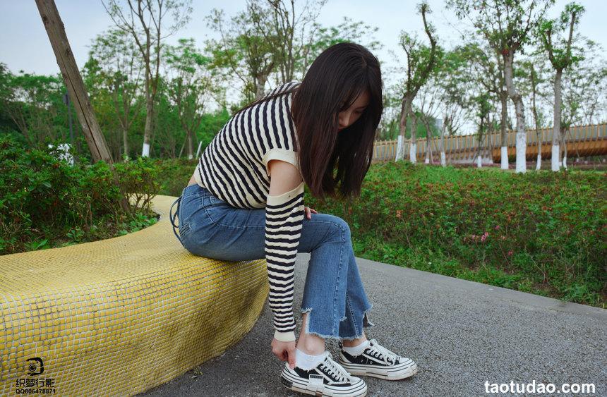 [织梦映像] No.017 少女牛仔裤草地白袜 [80P+1V-2.47G]