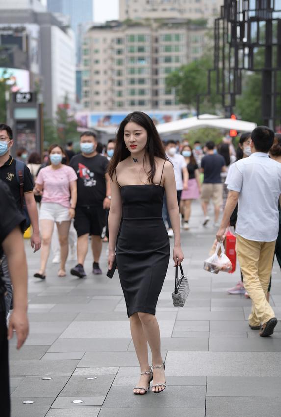 都市丽人漂亮的黑色吊带连体包臀长裙美女【55P-1.83G】