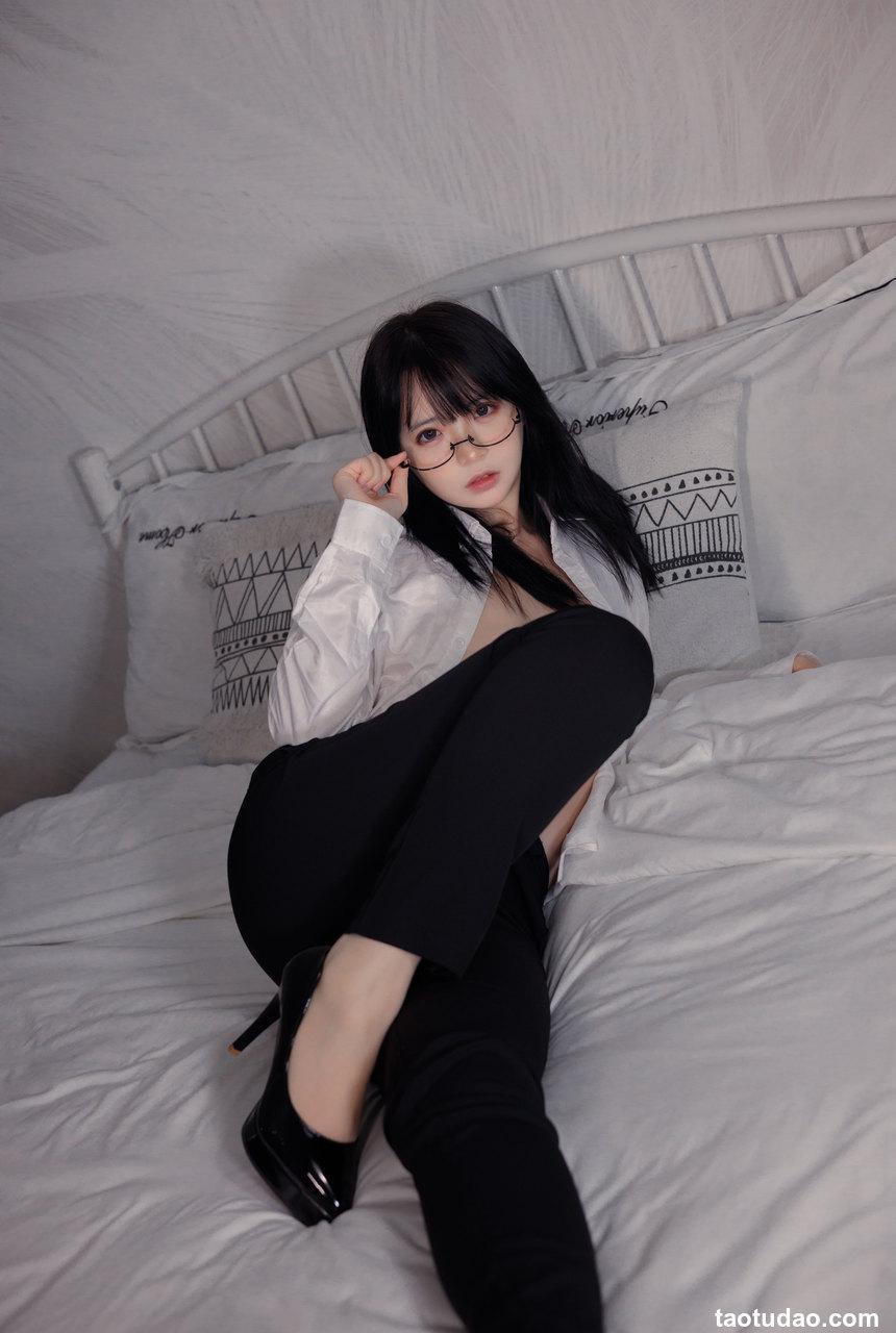 疯猫ss — 肉丝OL [40P-661M]