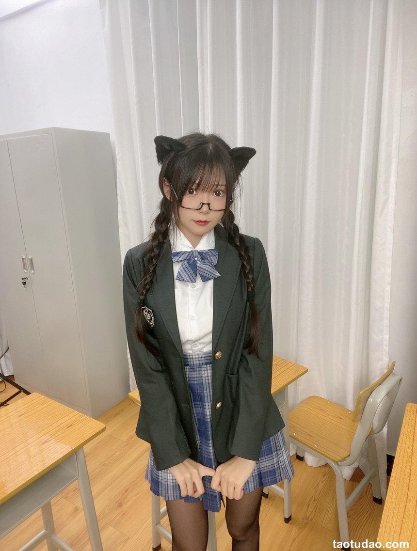 香草喵露露 - NO.38 小露乱撞 猫耳JK制服自拍 [39P+1V-617MB]