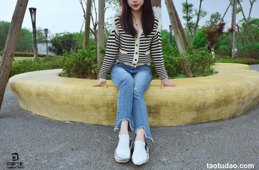 [织梦映像] No.017 少女牛仔裤草地白袜 [80P+1V-2.47G]