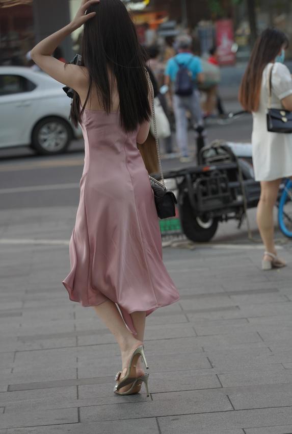 都市丽人粉色吊带长裙小姐姐【85P+1V-1.16G】