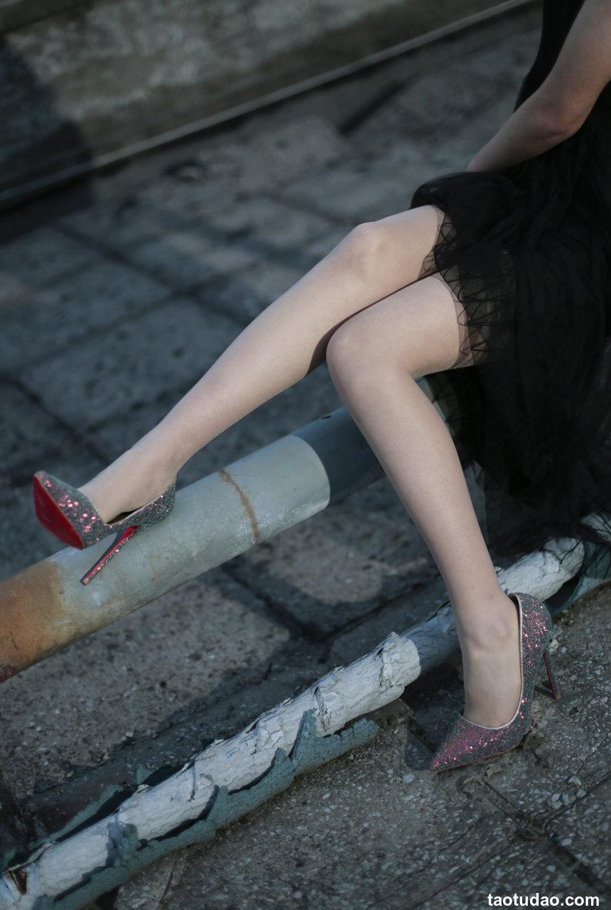 奈丝写真 NO.060 从白昼到黑夜，在天台吹吹风–喵璃 [39P+216M]