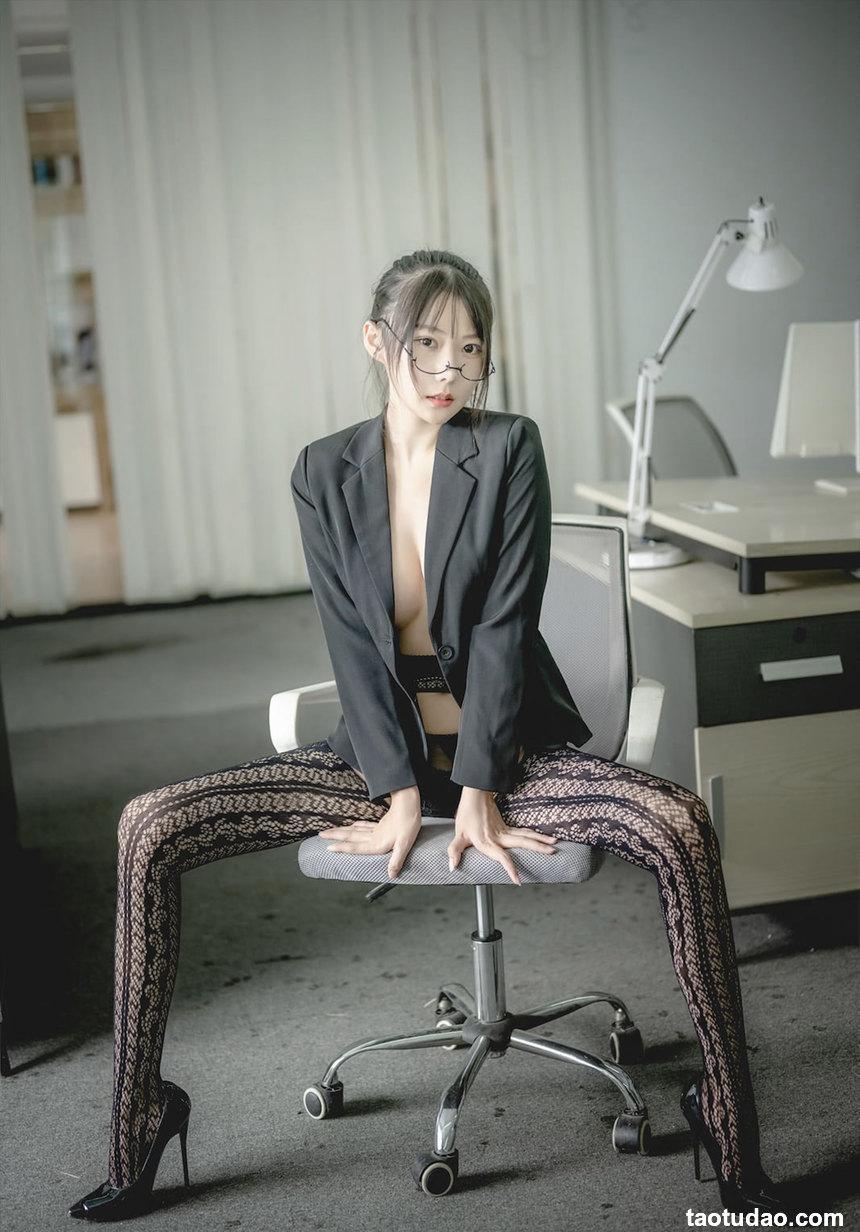 香草喵露露 — 黑色西装OL [62P+2V-390M]