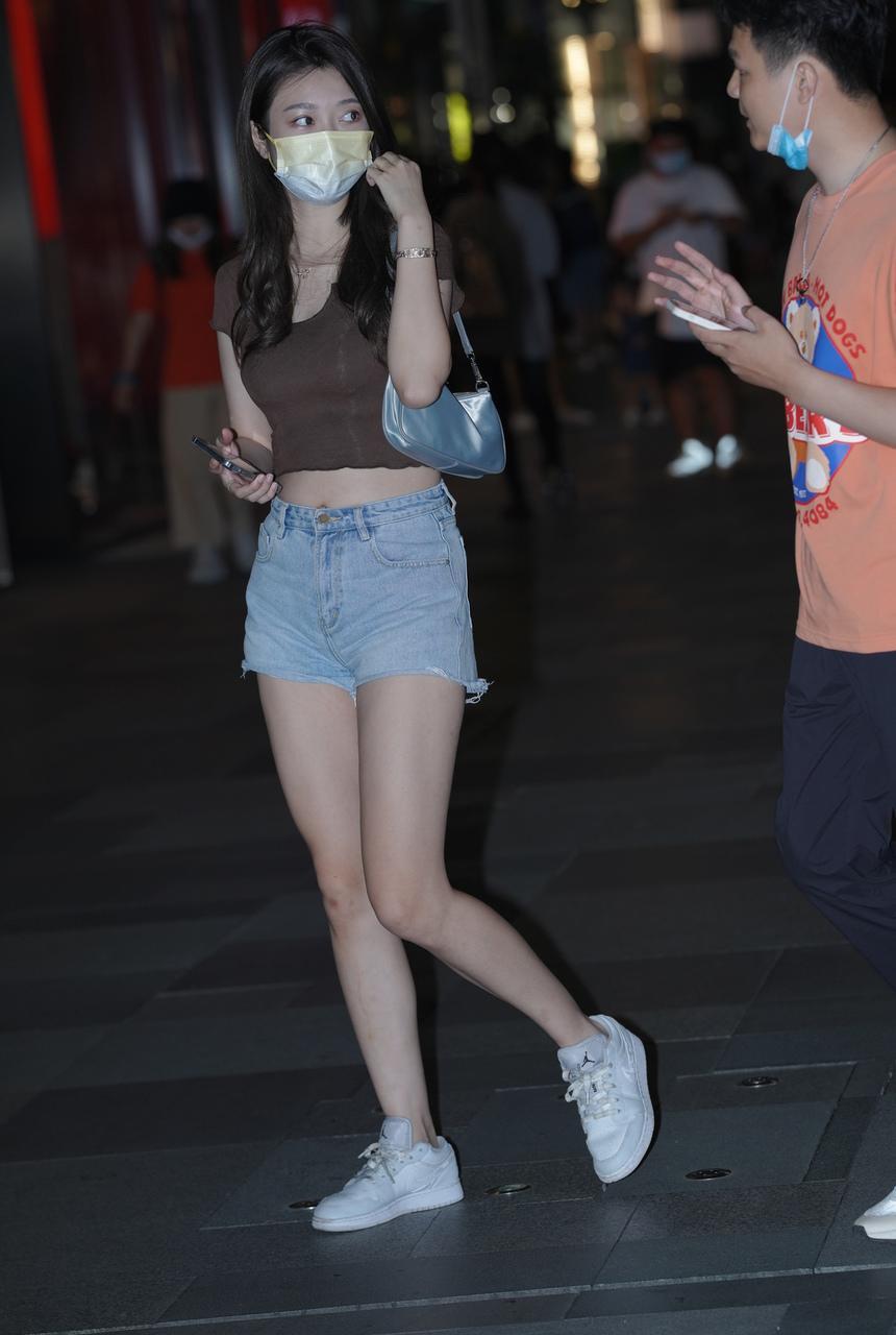 都市丽人玩手机的热裤美女【88P+2V-1.48G】