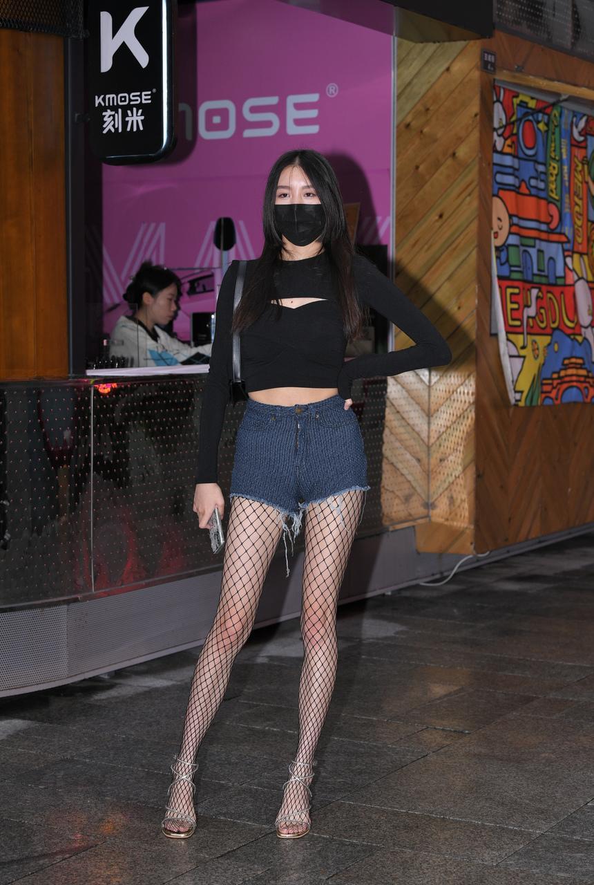 都市丽人夜拍打着伞的小姐姐【329P+6V-8.62G】