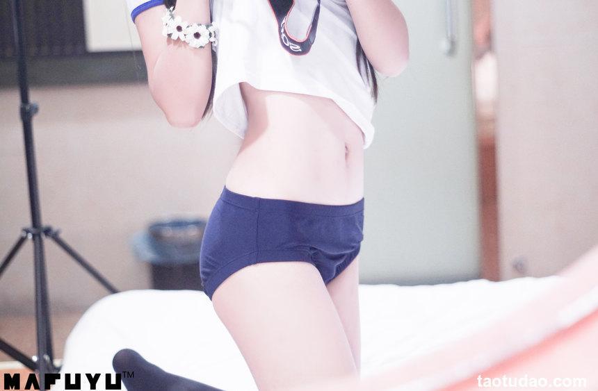 神楽板真冬 — 足控丝袜奶茶系列套图视频[5P+1V／1.04GB]