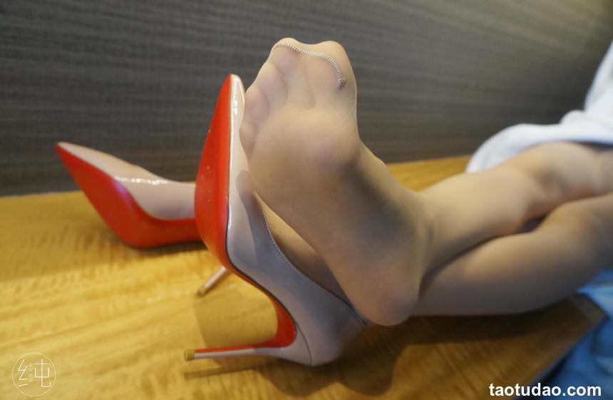 [美丝映画]VOL.002《小姐姐酒店浴袍肉丝上集》[71P／80.3MB]