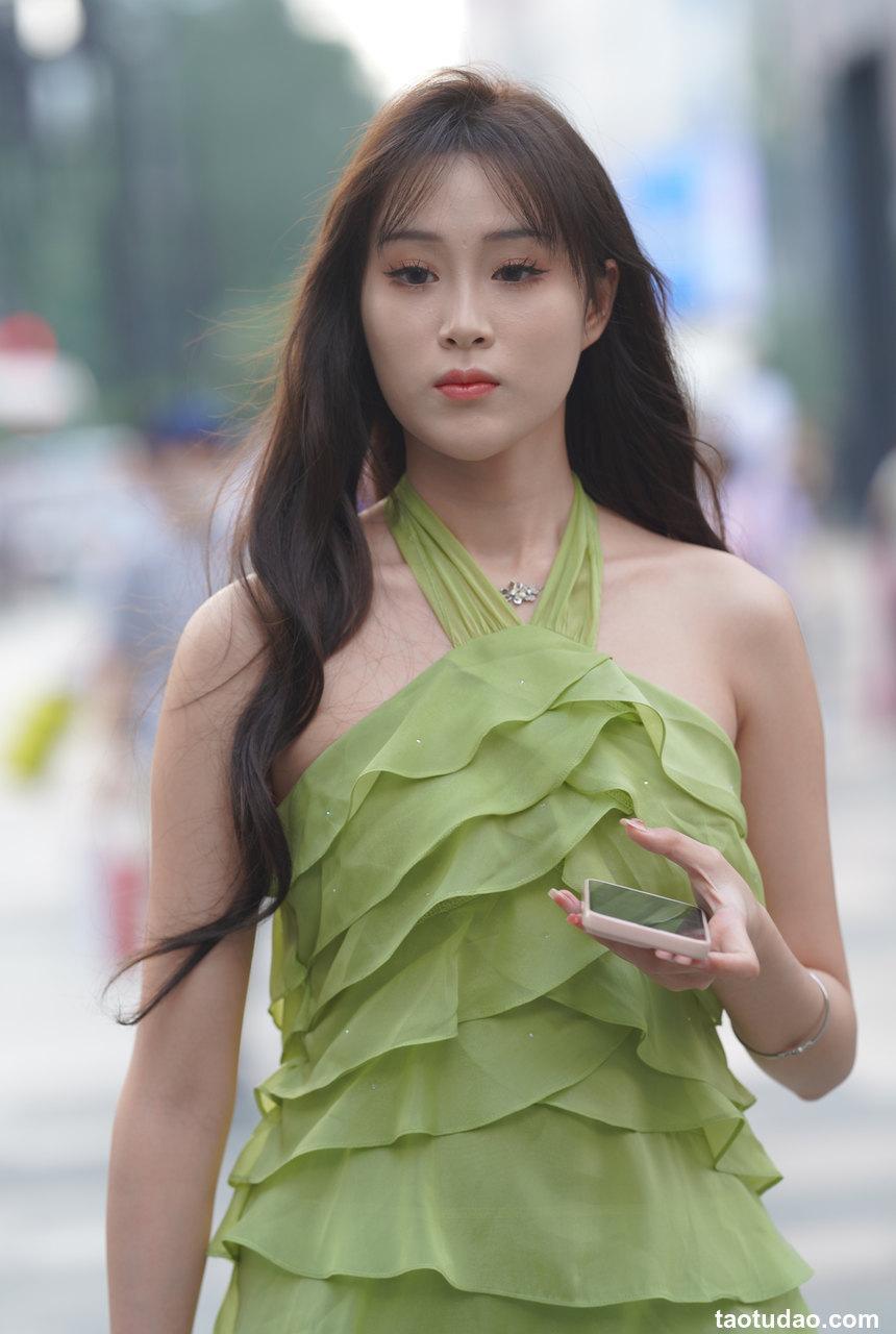 都市丽人绿色性感挂脖荷叶边街拍裙装 【191P-1.95G】