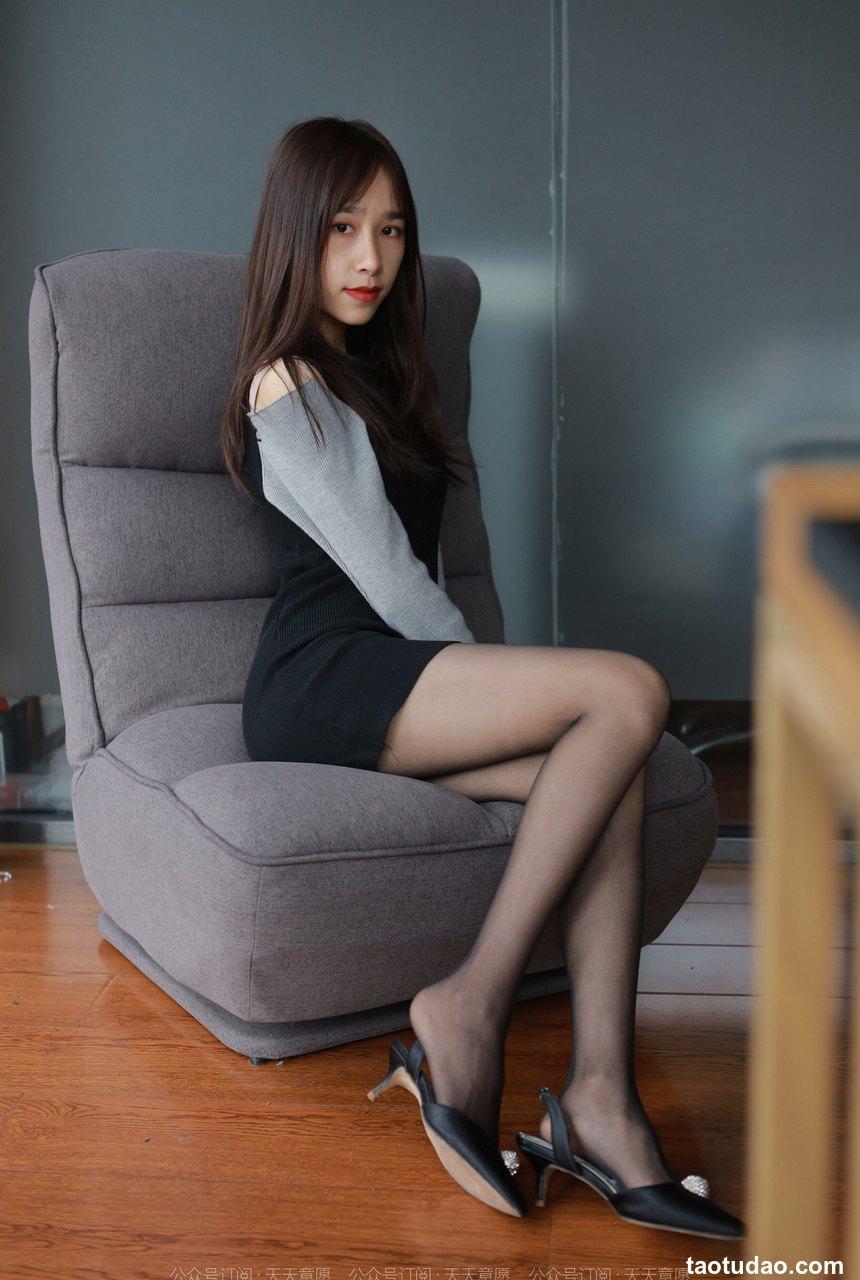 [IESS异思趣向]2022.03.26 丝享家1040：美子《沙发上的黑丝》[97P／148MB]