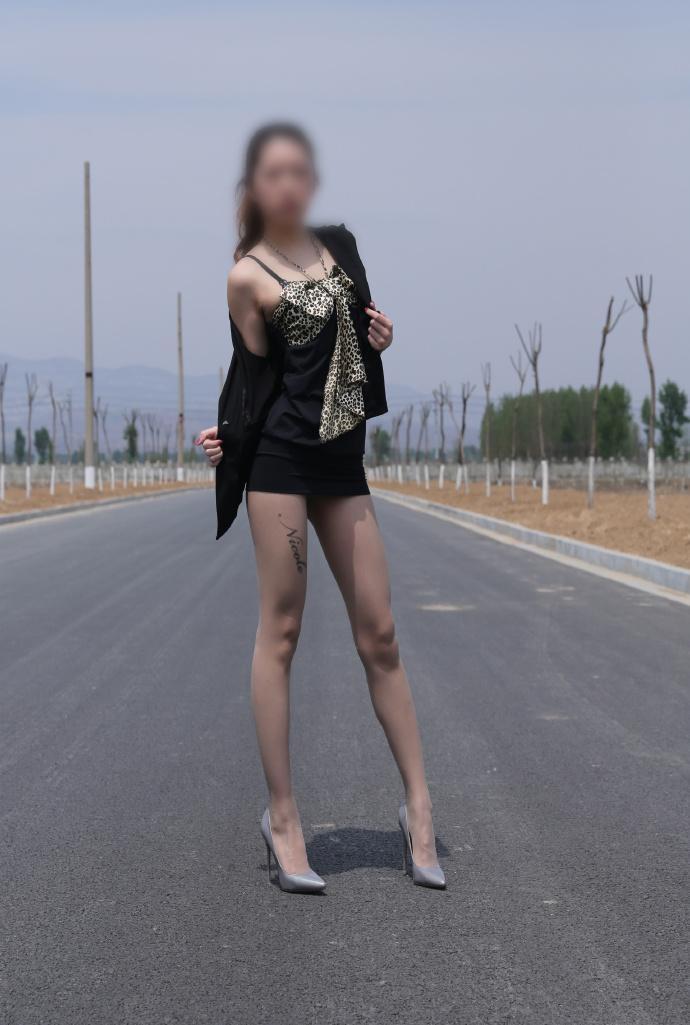 Nicole图集 – 公路透明肉色连体袜 [113P/966MB]