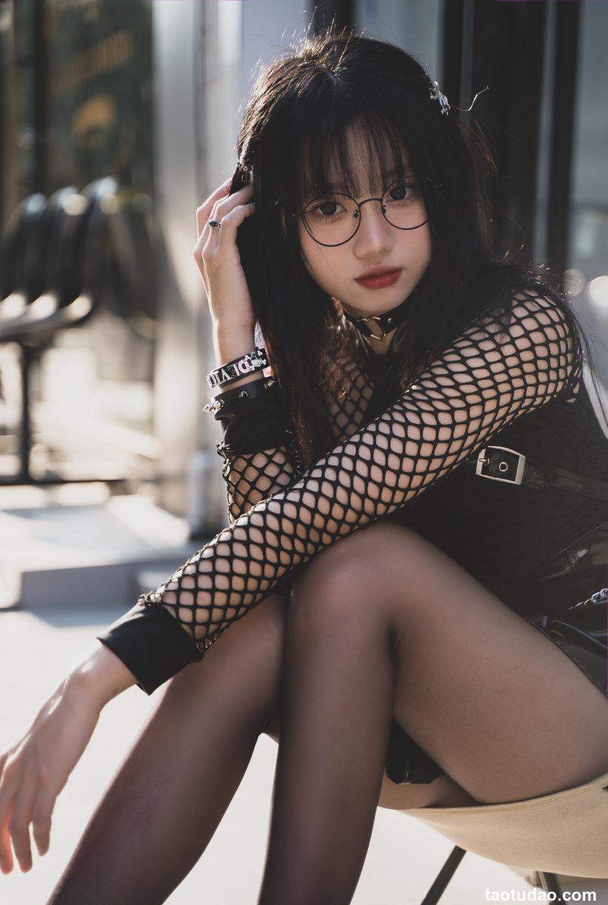 柒柒要乖哦 - NO.18 街拍黑皮裙 [17P-196MB]