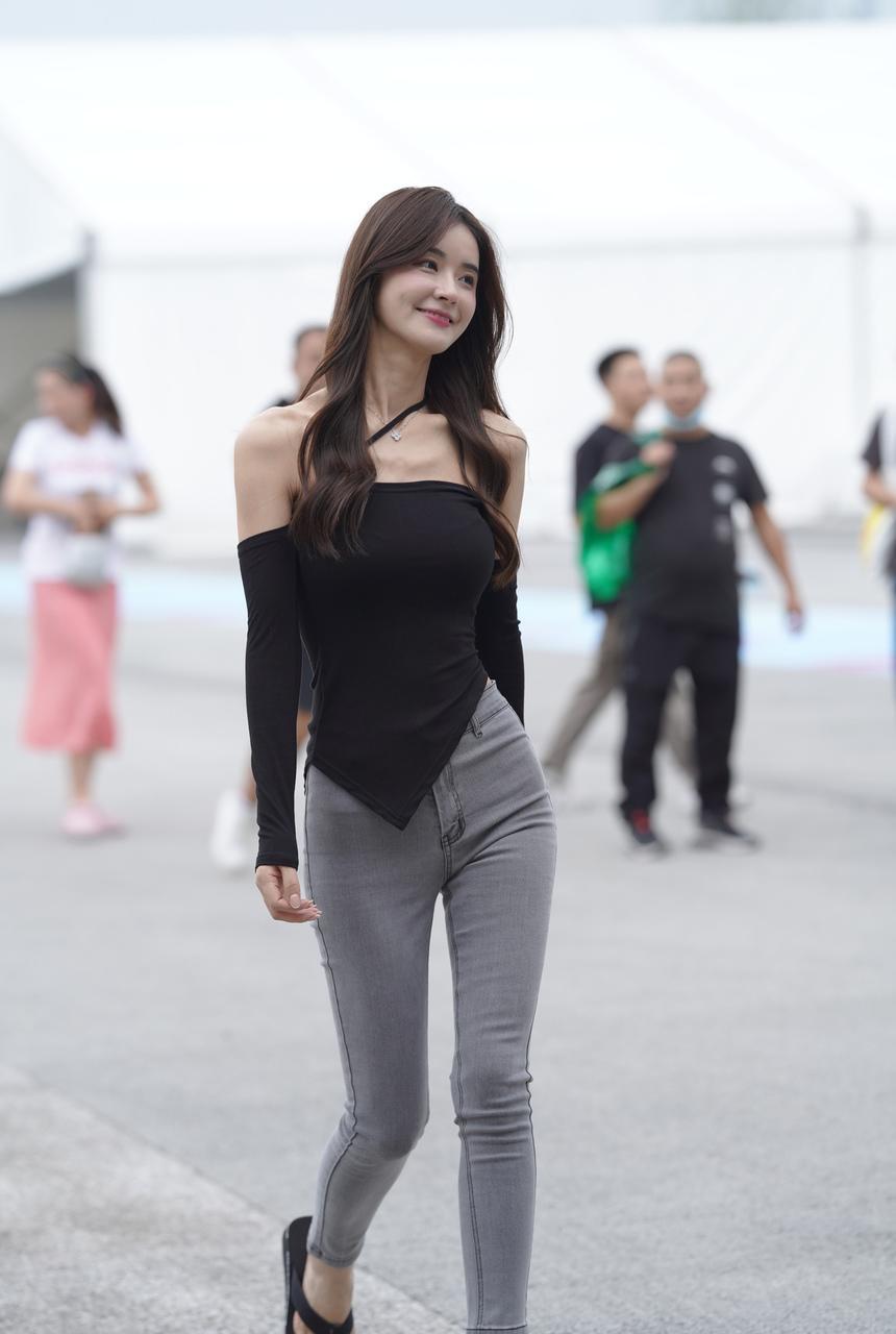 都市丽人街拍灰色牛仔黑衣美女【113P+1V-1.46G】