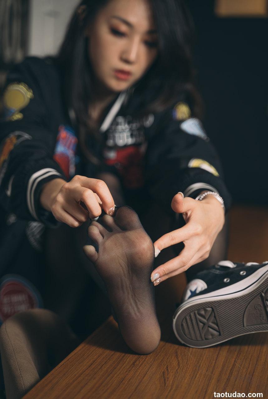 Limerence原创 NO.008 性感妹子近距离撕扯黑丝袜[199P+1V／1.86GB]