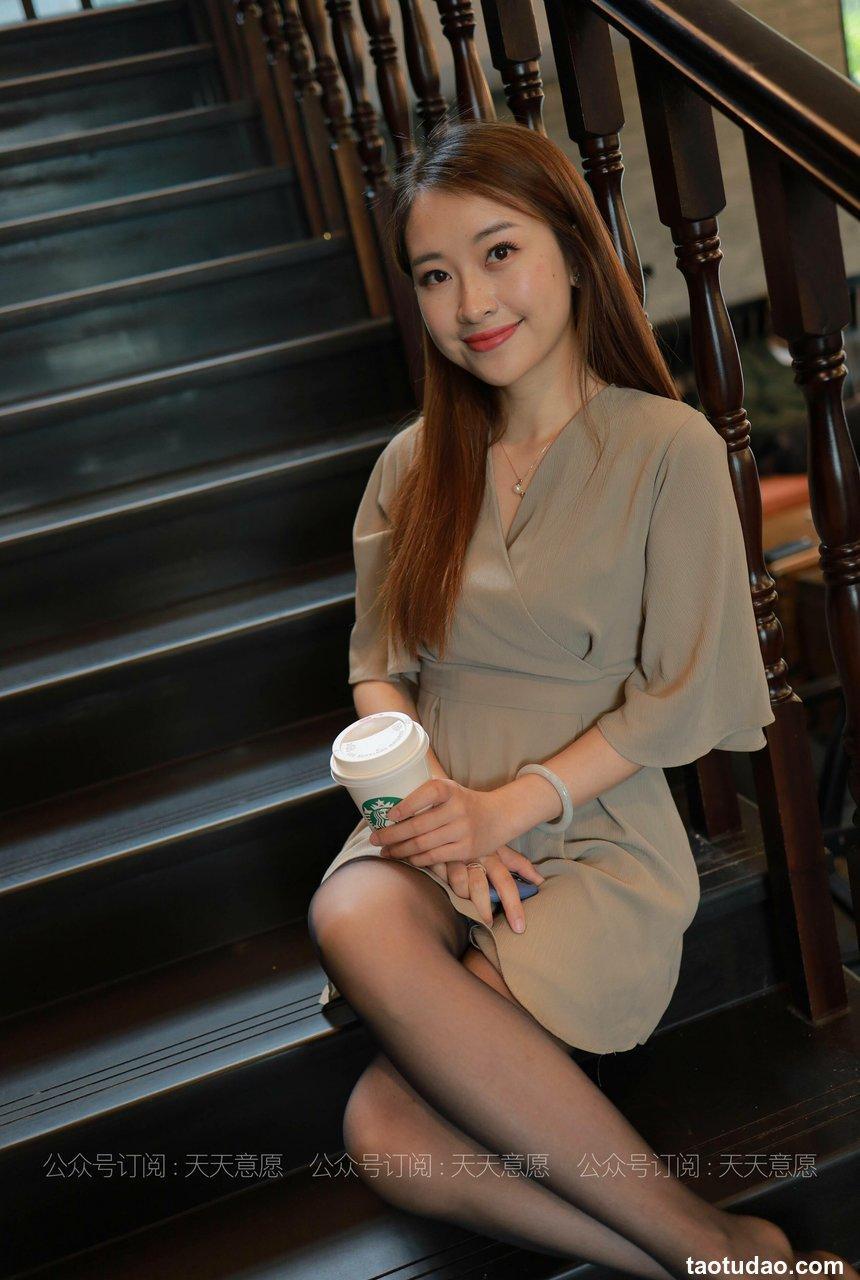 [IESS异思趣向] 2021.06.09 丝享家827：小婕《红色跟底一身轻》[90P／128MB]