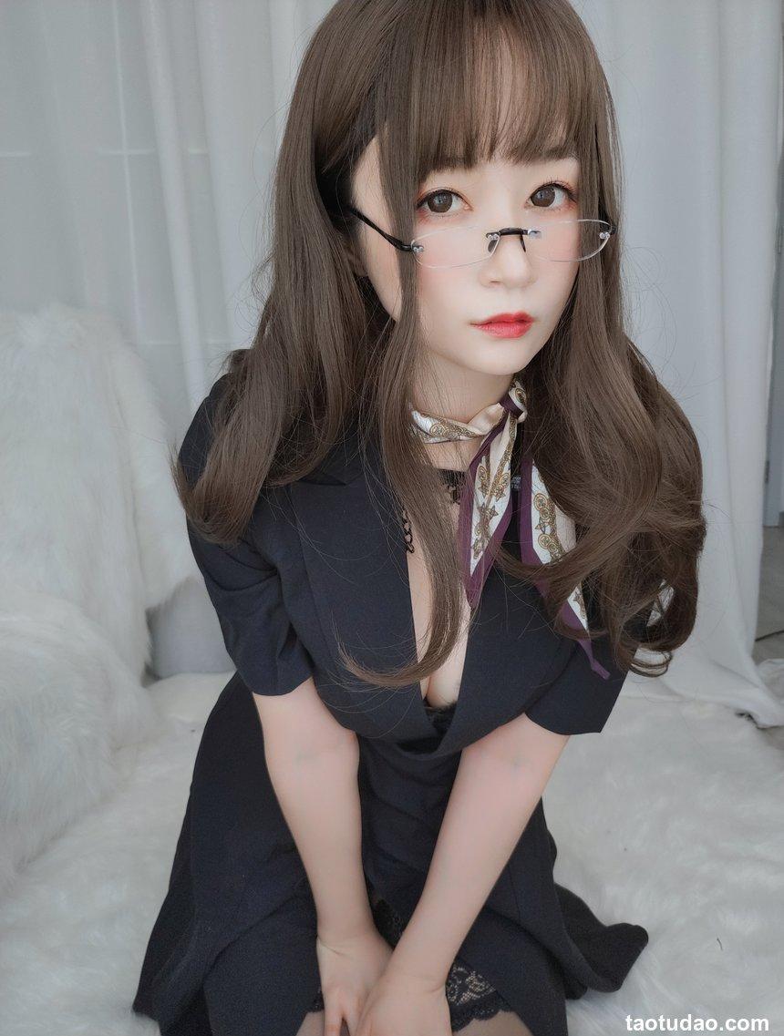 Coser小姐姐白银 - OL下的内衣 [124P12V-1.20GB]