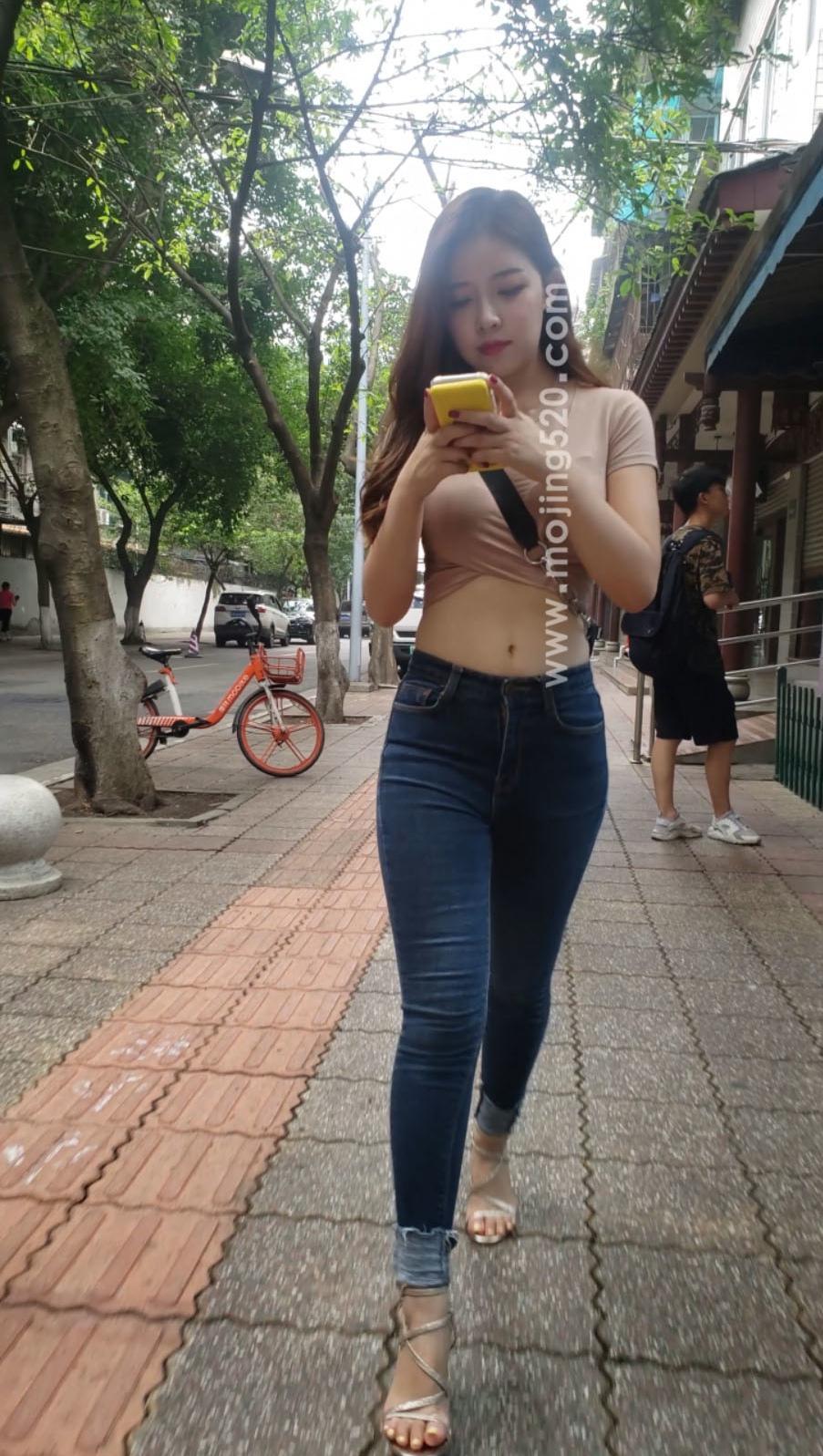 都市丽人翘臀长腿高跟牛仔裤美女【1V/5.11G】