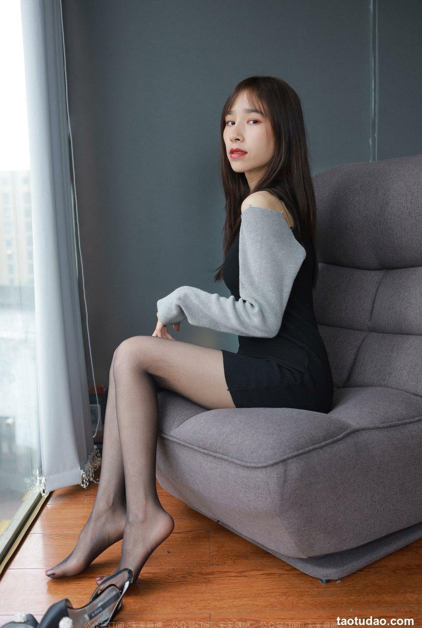 [IESS异思趣向]2022.03.26 丝享家1040：美子《沙发上的黑丝》[97P／148MB]