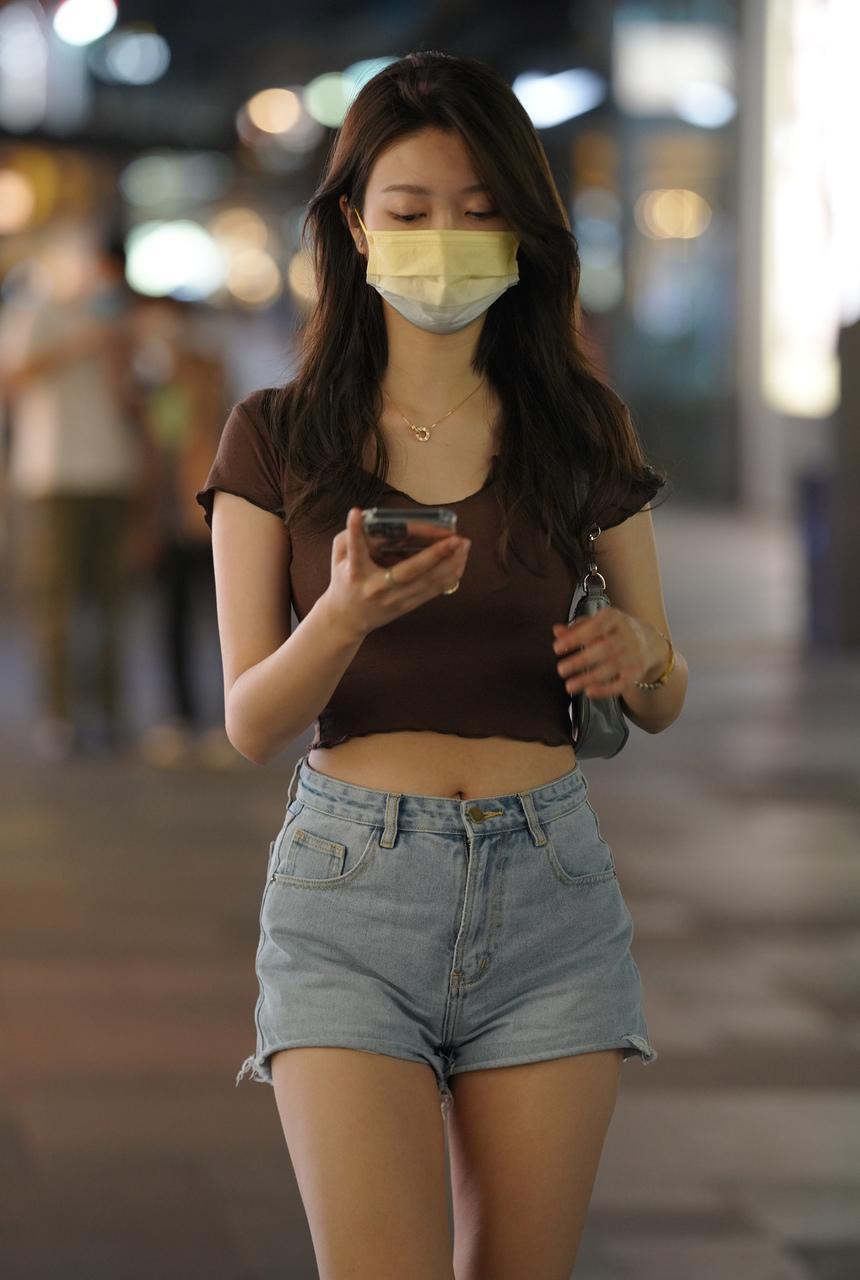 都市丽人玩手机的热裤美女【88P+2V-1.48G】