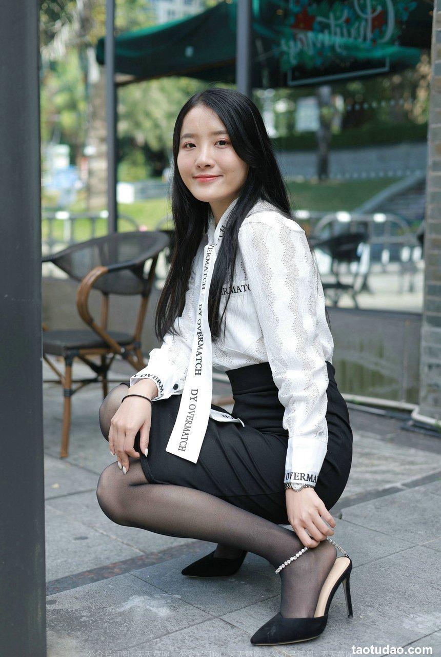 [IESS异思趣向] 2022.02.11 丝享家1002：婉萍《性感OL窄裙》[90P／105MB]