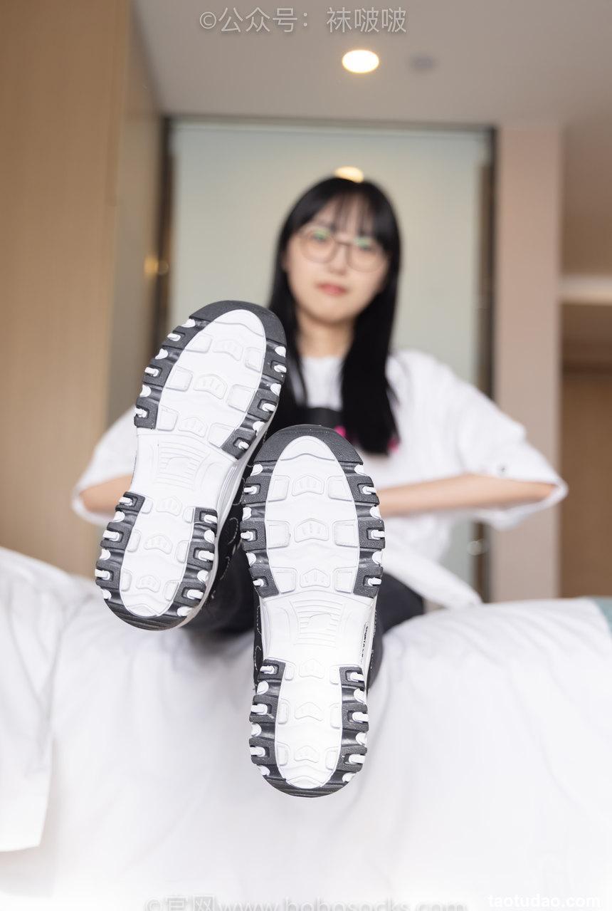 [BoBoSocks袜啵啵]NO.055 稚予-斯凯奇运动鞋、白棉袜、黑棉袜[139P+1V／6.67GB]