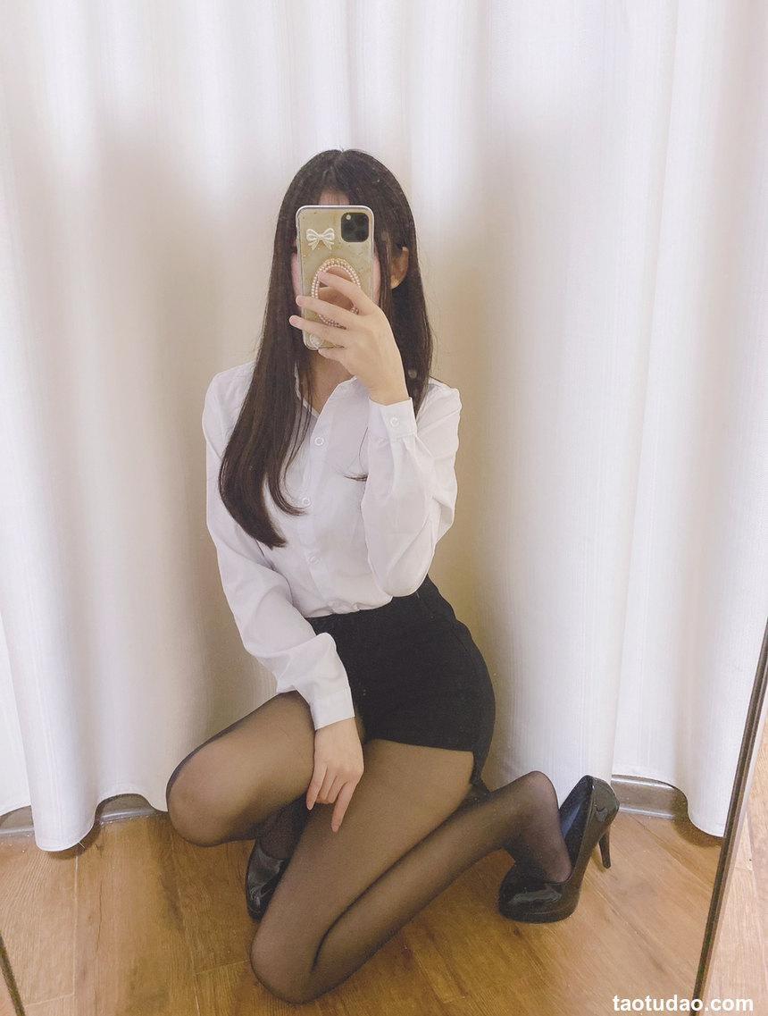 动漫博主 COSER衣衣 – OL [26P-63MB]