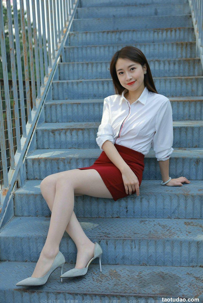 [IESS异思趣向] 2022.02.17 丝享家1006：小婕《性感红色包臀裙》[87P／109MB]