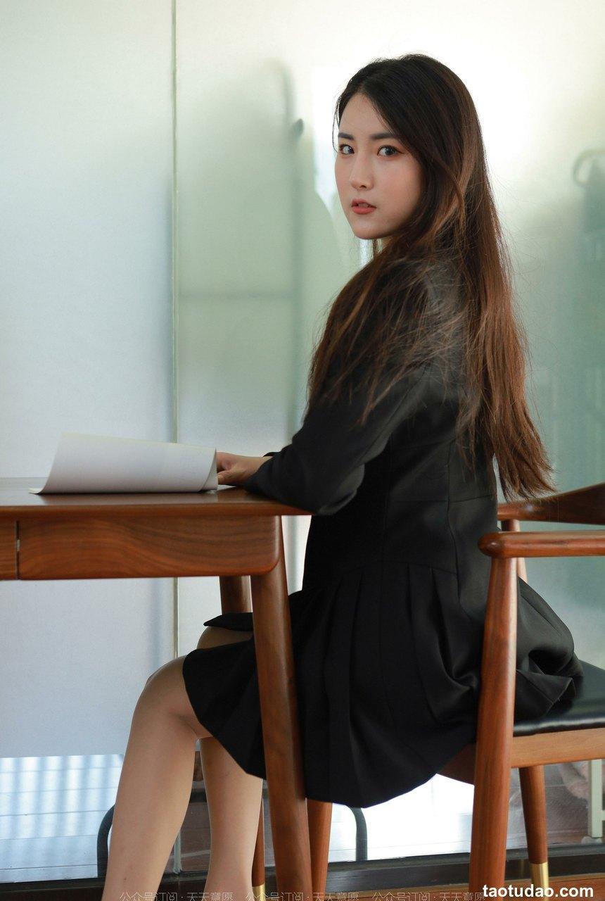 [IESS异思趣向] 2022.04.20 丝享家1065：小宝《黑色百褶裙》[79P／111MB]