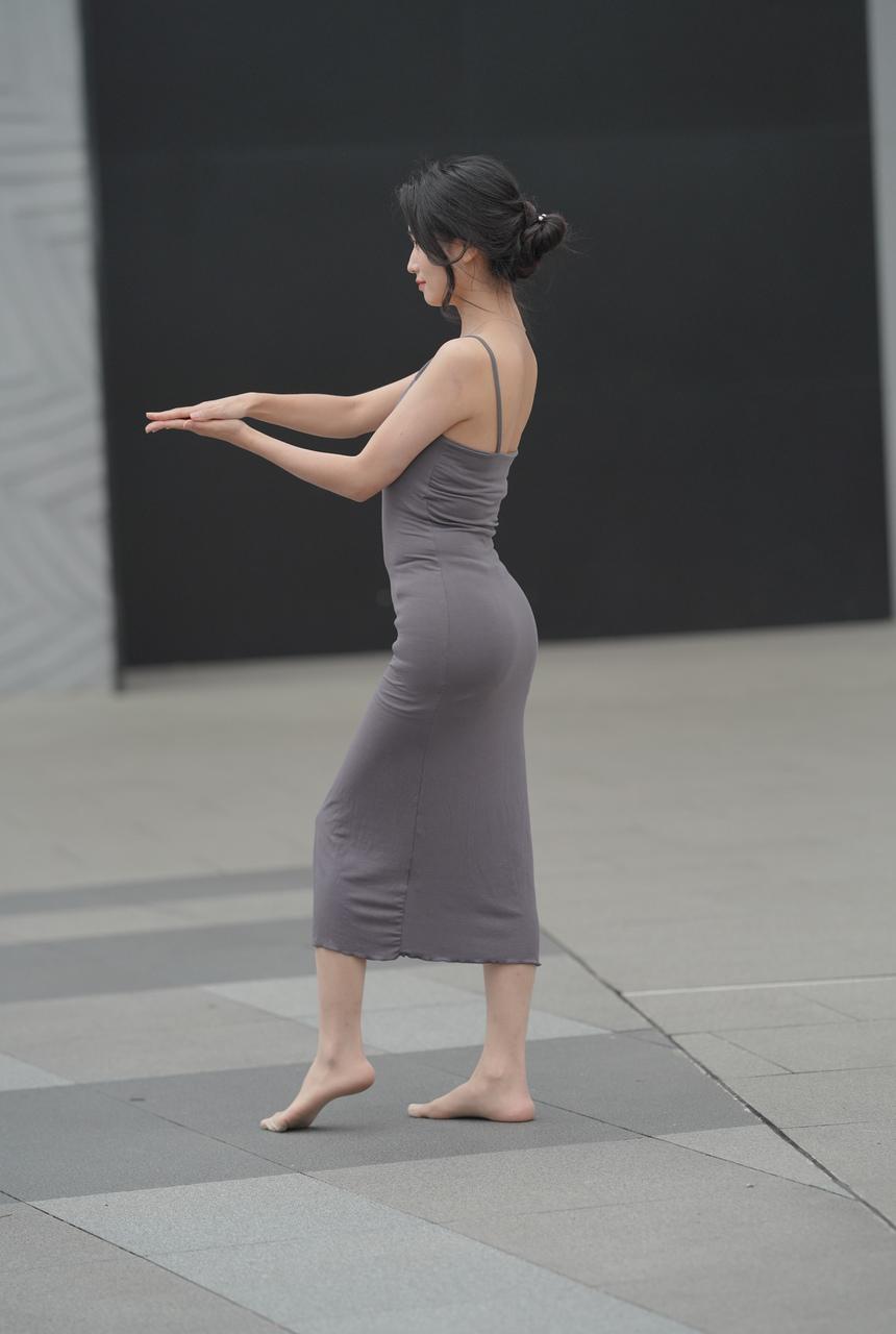 都市丽跳舞的吊带连体裙小姐姐【127+1V-1.485G】