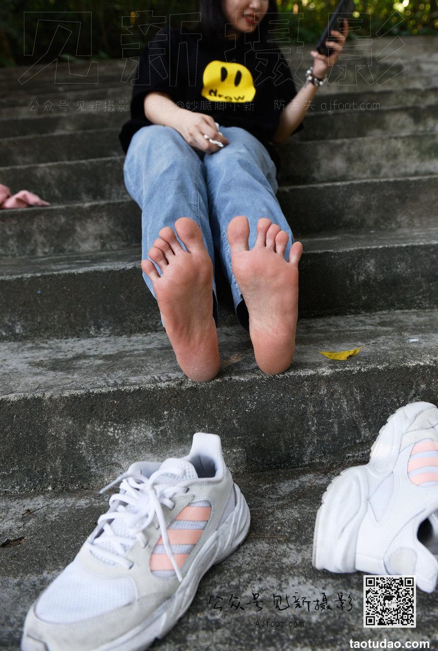 [见新摄影]NO.013-大学护理美女户外牛仔裤棉袜【套图+视频-1.61G】