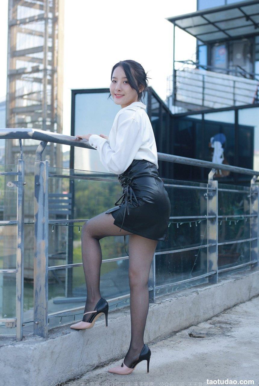 [IESS异思趣向]2022.04.01 丝享家1046：婉萍《嘿丝皮裙街拍》[87P／130MB]