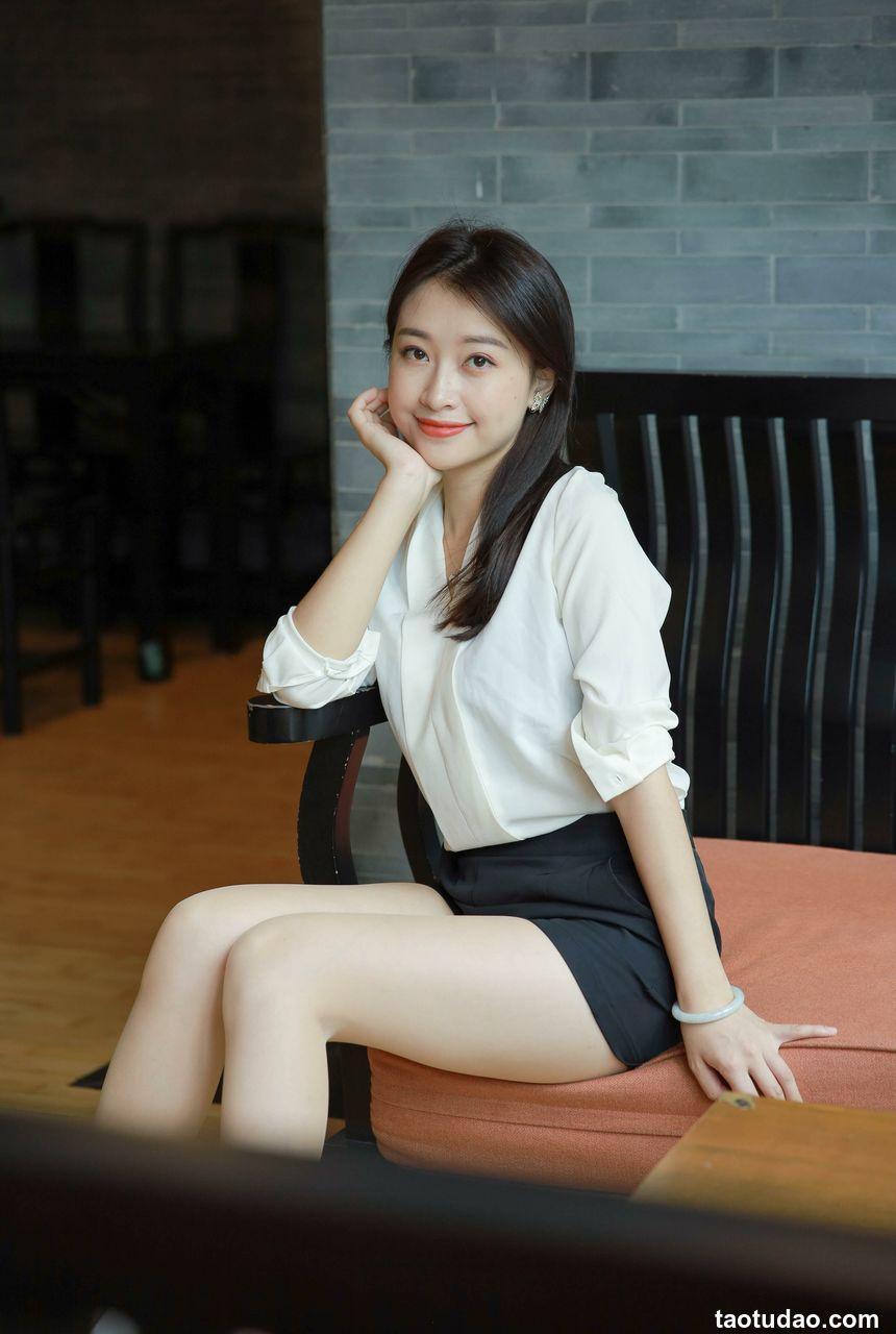 [IESS异思趣向] 2021.11.03 丝享家964：小婕《沙发上的佳人》[100P／116MB]