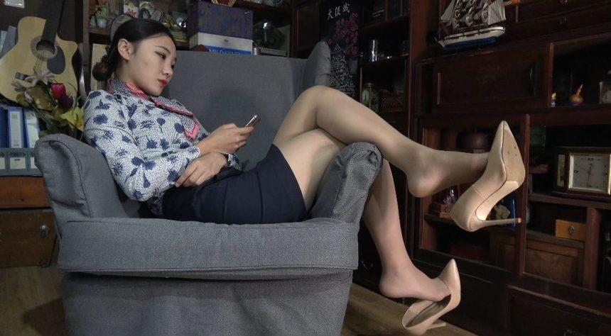 [K&M]丝足视频 No.269-沙发空姐制服包臀裙肉丝足秀 [1V-2.37G]