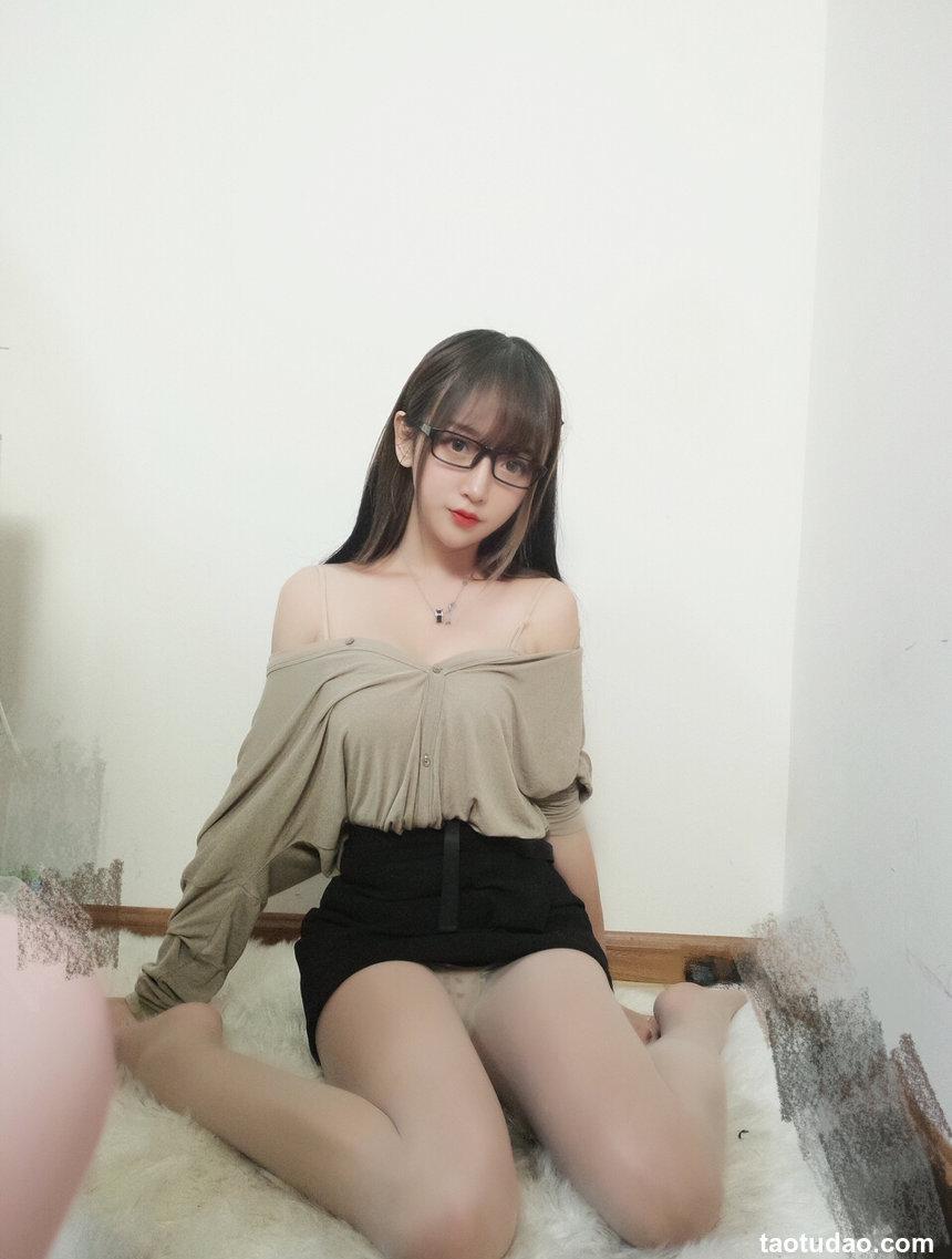 过期米线线喵 – 肉色丝袜