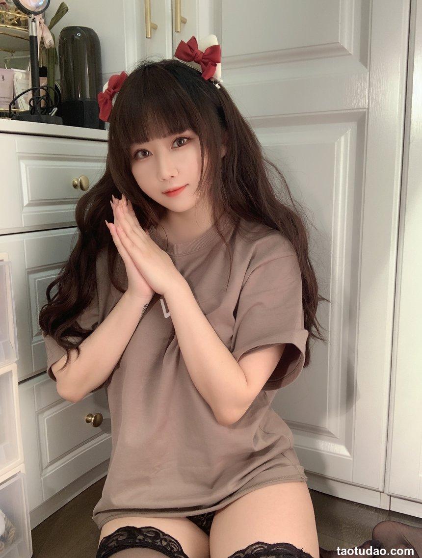 是依酱吖 - NO.41 T恤底下 [31P2V-84MB]