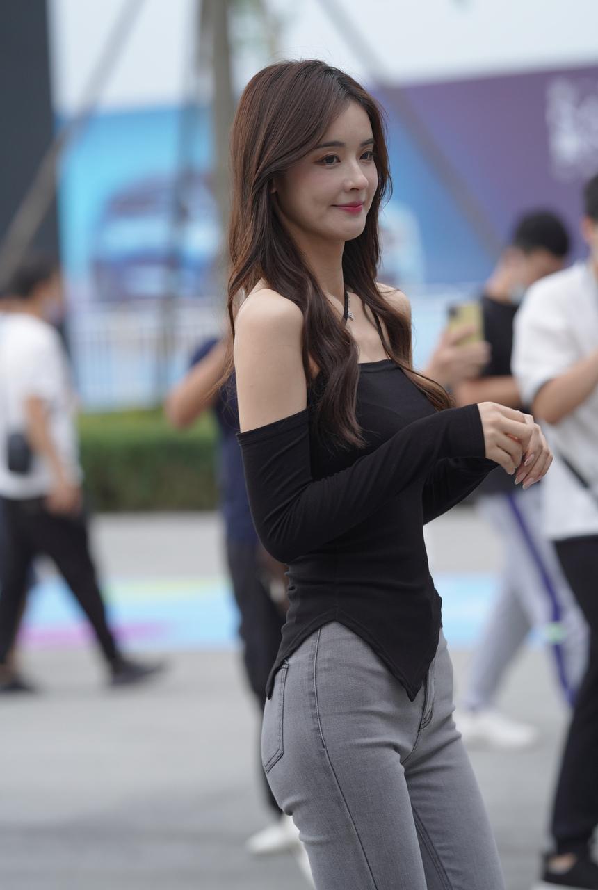 都市丽人街拍灰色牛仔黑衣美女【113P+1V-1.46G】