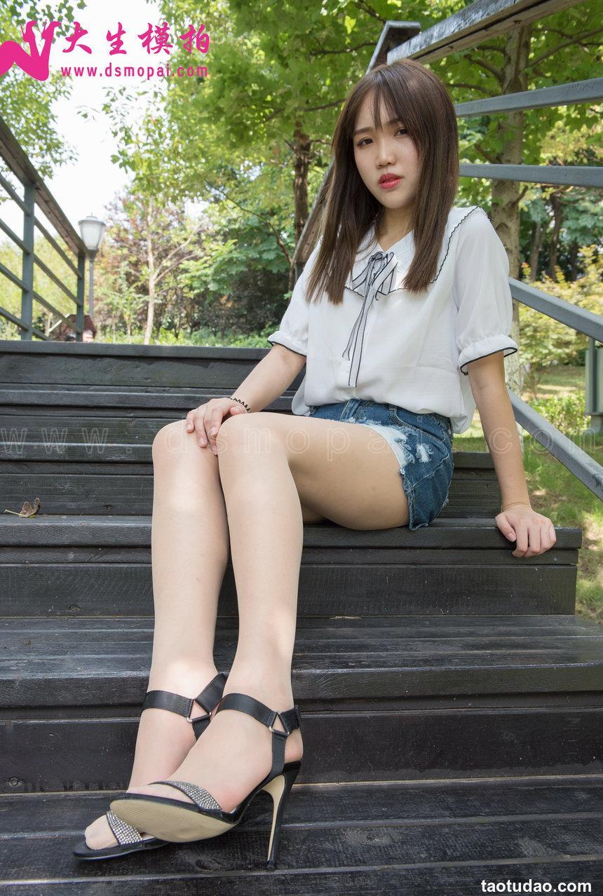 大生模拍 No.137 婉菱 公园里的短裙肉丝 [54P1V506MB]