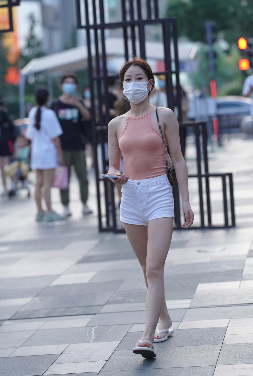 都市丽人白色热裤粉衣小姐姐【68P+1V-0.99G】