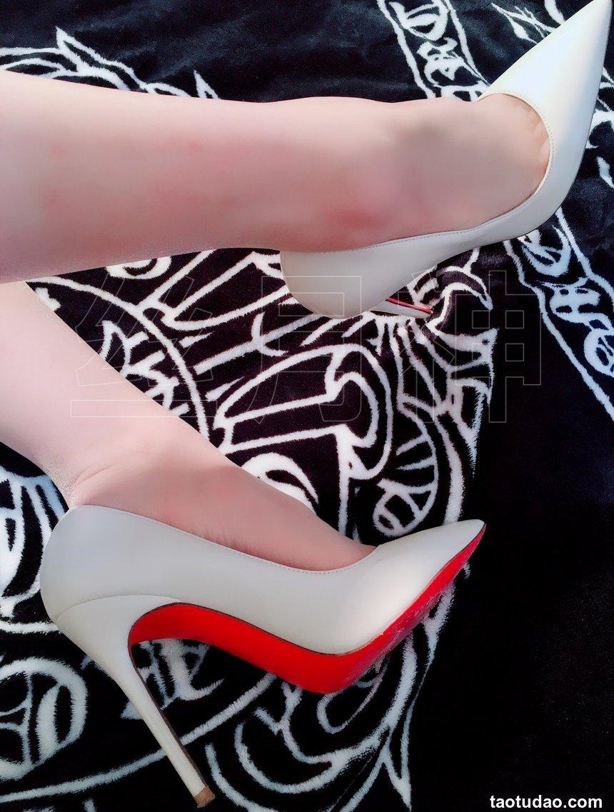 丝月神 003 肉色筒袜杏色高跟[107P／66.8MB]