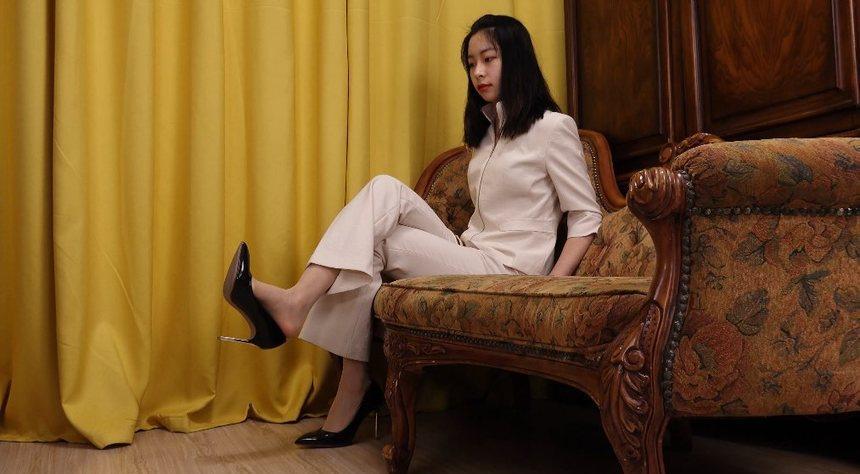 [A&F]丝足视频 042-小美女Yiyi-沙发上展示肉色丝袜 [1V-2.59G]