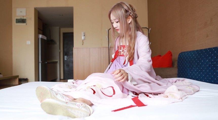 脚模摄影 No.016-汉服美女展示诱人裸足和肉丝 [1V-2.4G]