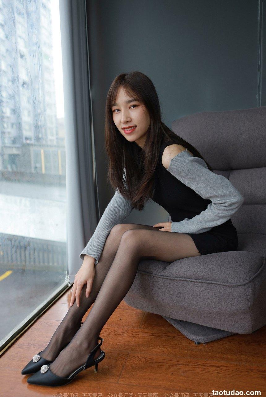 [IESS异思趣向]2022.03.26 丝享家1040：美子《沙发上的黑丝》[97P／148MB]