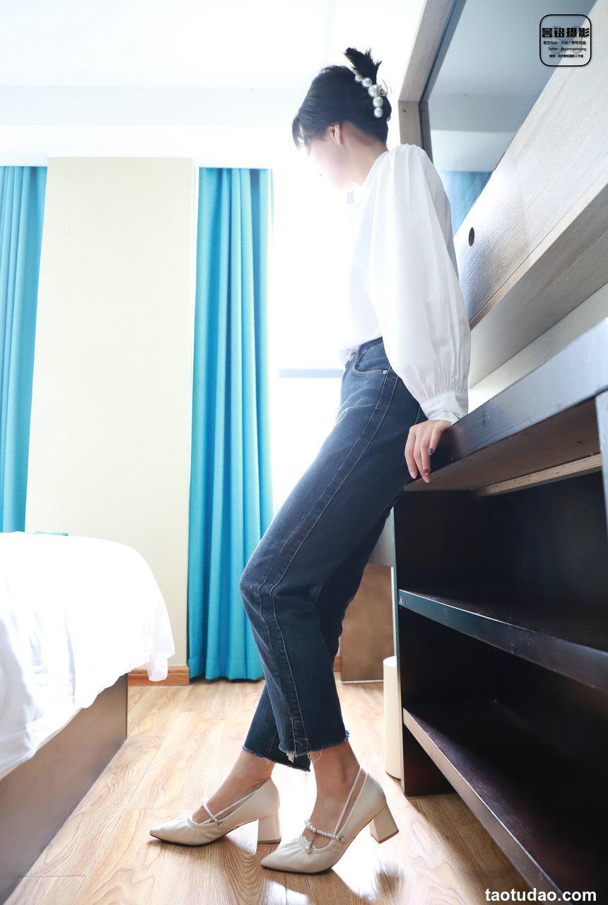 [誉铭传媒]袜足摄影 2022年《2022.05.18特约》[80P+1V／922MB]