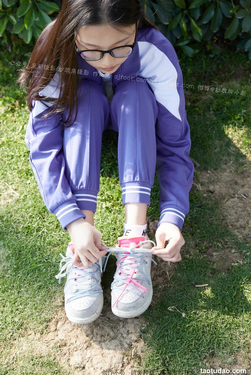 [见新摄影]NO.011-梦回学生时代 公园校服棉袜裸足【套图+视频-2.95G】
